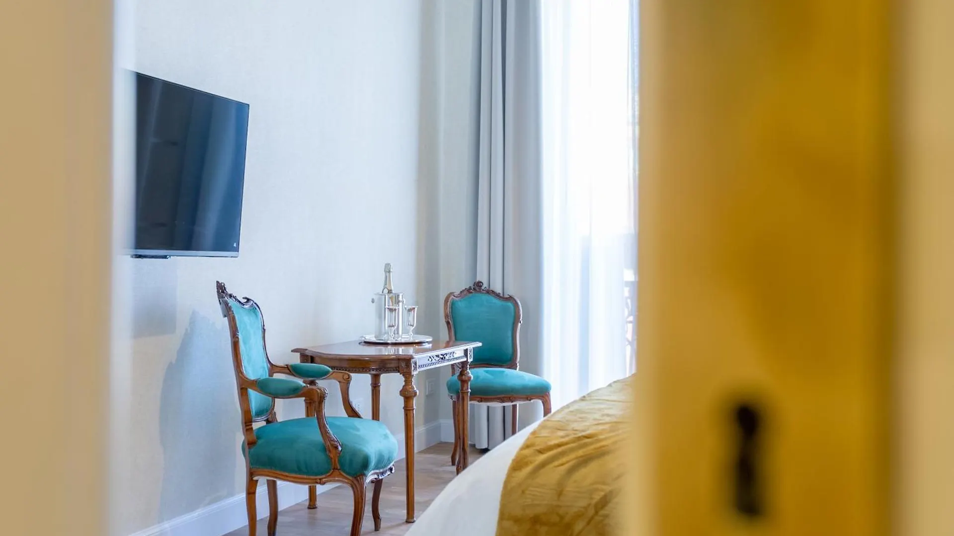 Elegance And Style In The Heart Of Rome Apartment