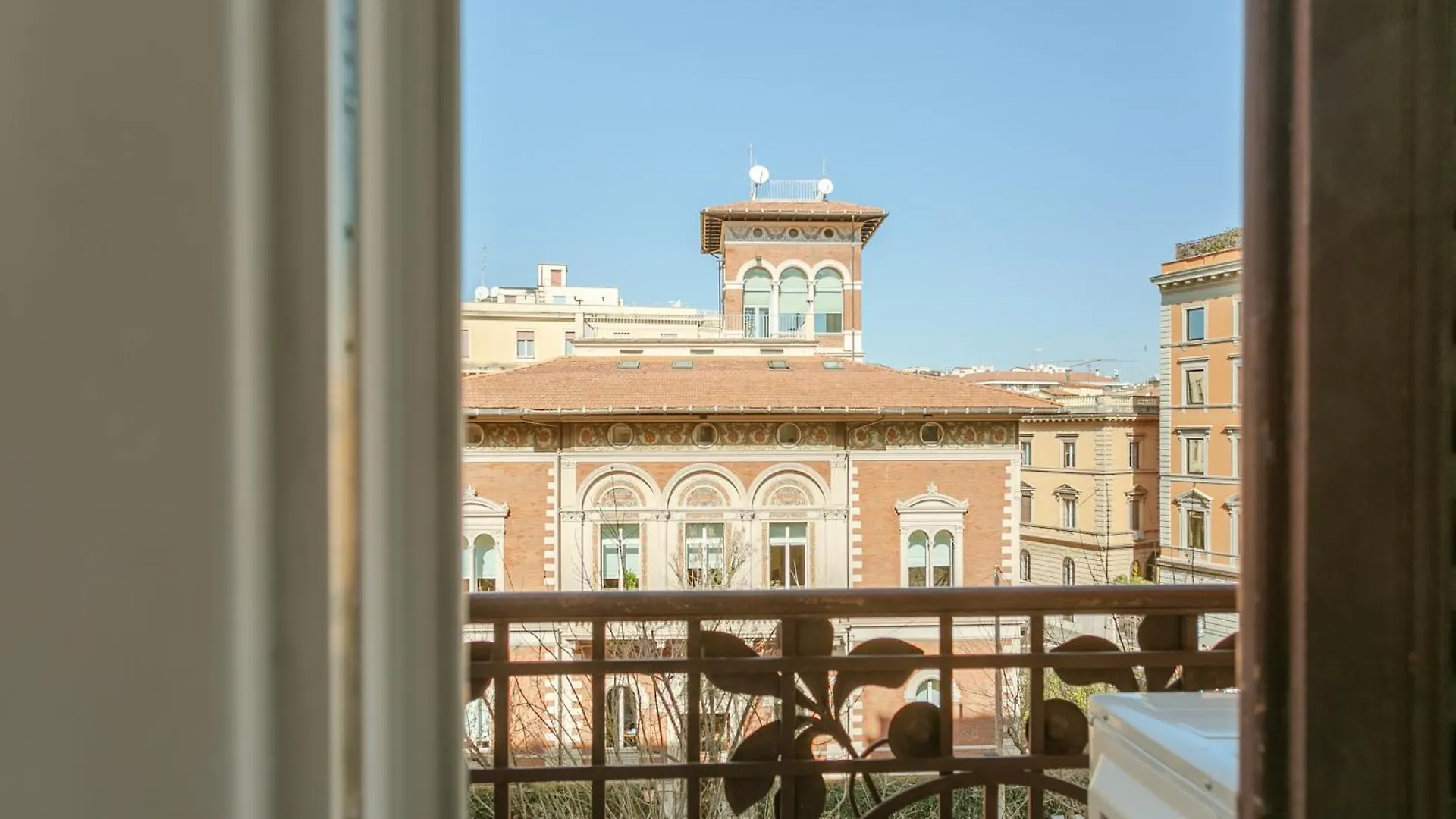 Elegance And Style In The Heart Of Rome Apartment