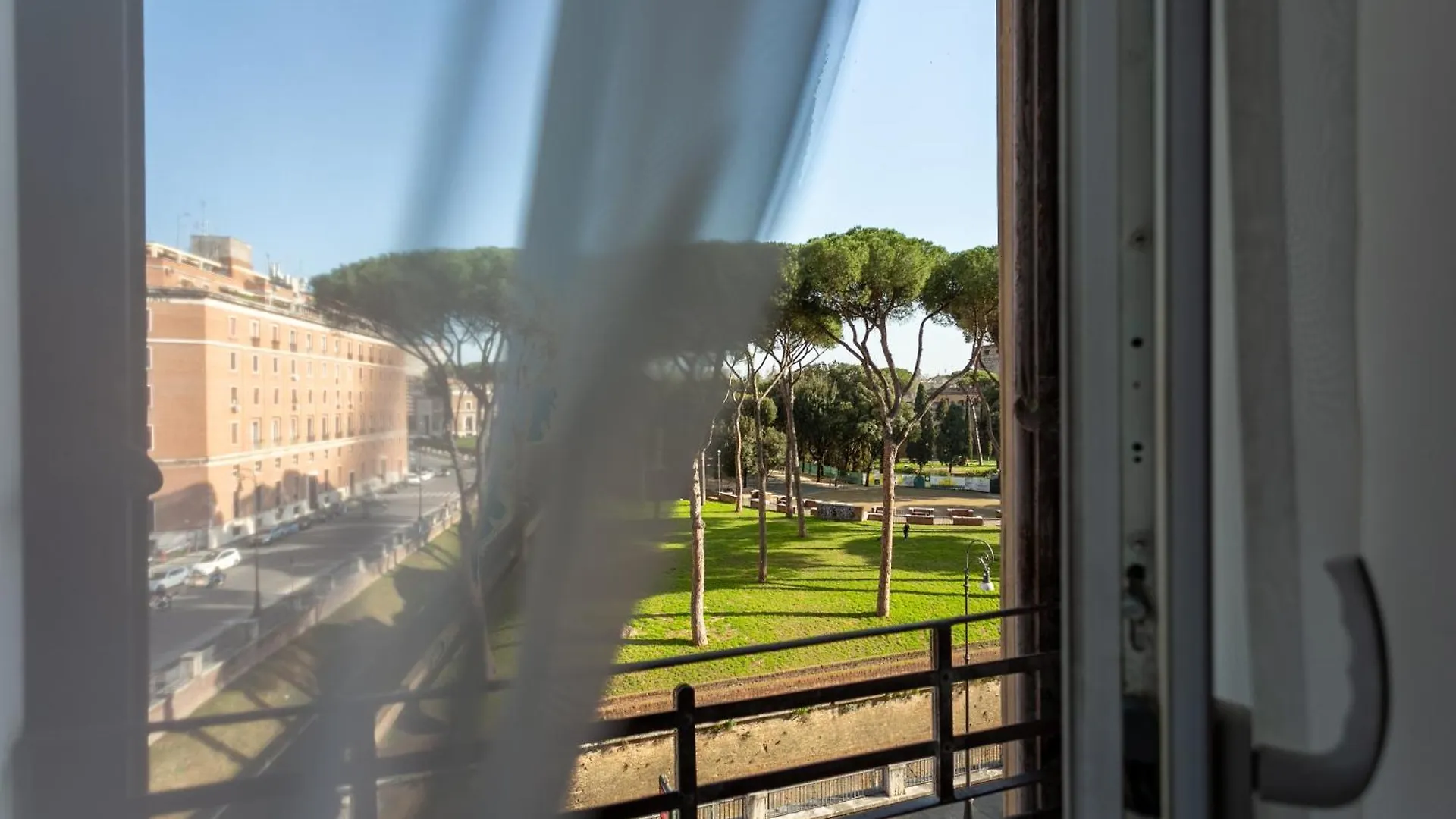 Elegance And Style In The Heart Of Rome Apartment