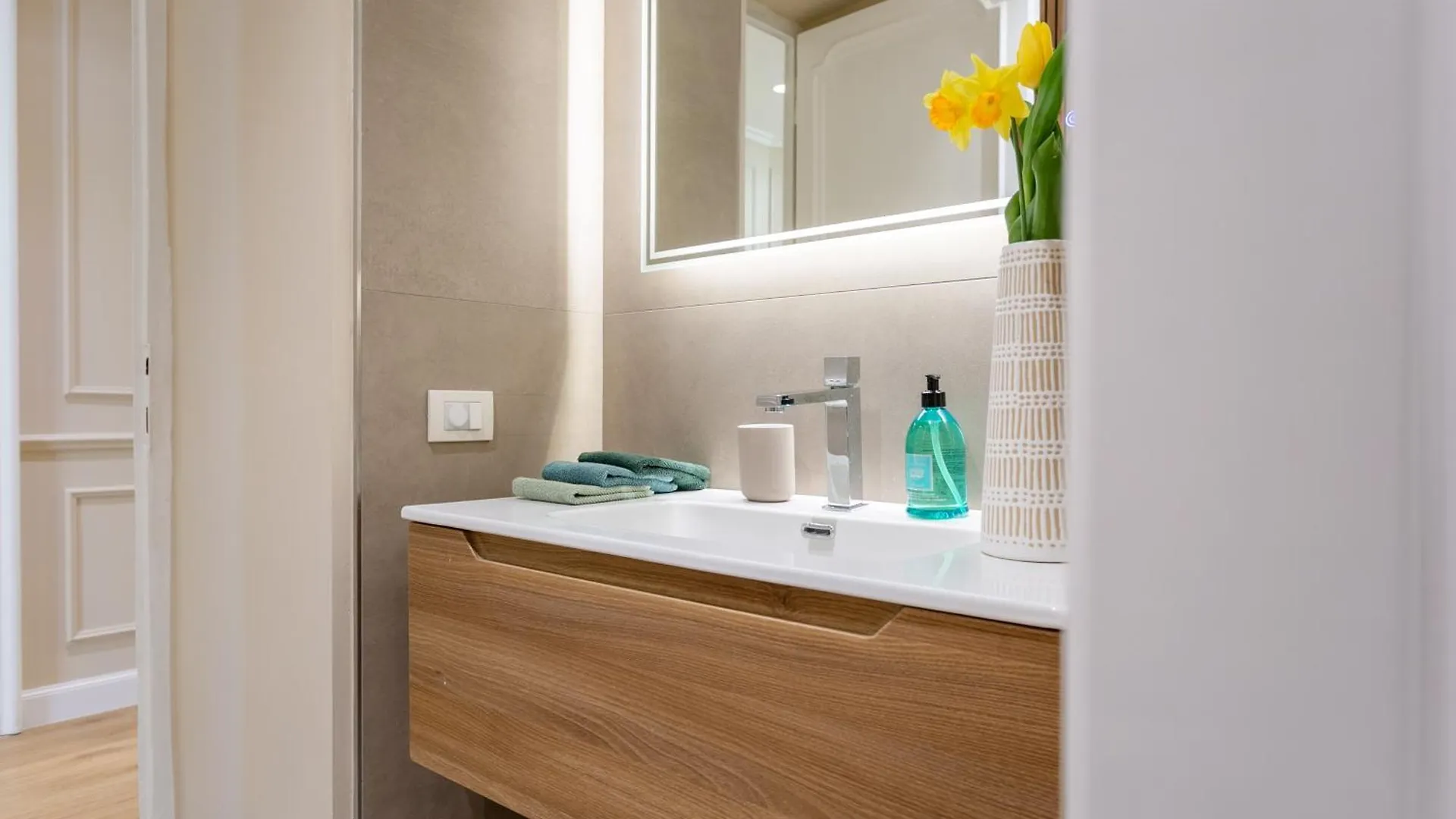 Elegance And Style In The Heart Of Rome Apartment