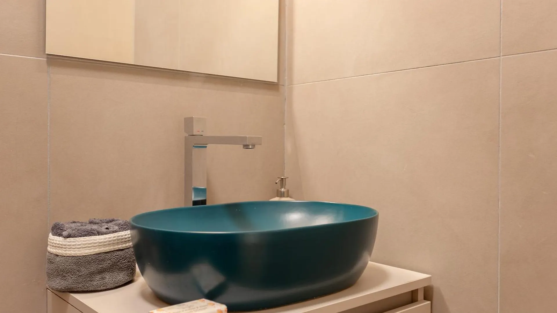 Elegance And Style In The Heart Of Rome Apartment